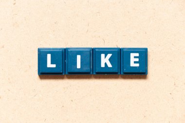 Ahşap arka plandaki İngilizce kelime gibi döşeme harfleri