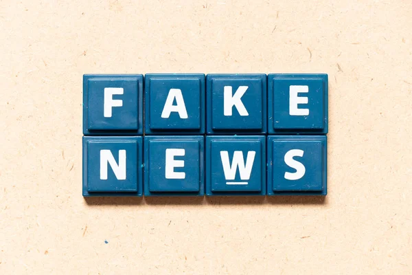 Tegel Brief Het Engels Woord Fake Nieuws Hout Achtergrond — Stockfoto