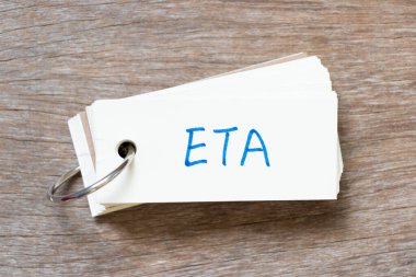 Tahta zemin üzerinde ETA (tahmini varış zamanının kısaltması) ile el yazısıyla Flash kart