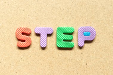 Kelimesi kelimesine köpük alfabesi harfi ahşap arkaplana bas