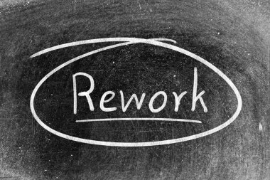 Tahta arka planda beyaz tebeşirle el yazısı yeniden yazımı