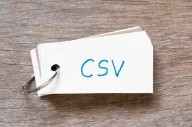 Tahta arka planda el yazısı olan flaş kart