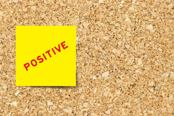 Yellow Note Paper Word Positive Cork Board Background Copy Space — Stock Photo, Image