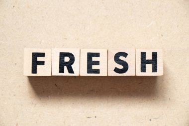 Alfabe harf bloğu tahta zemin üzerinde taze sözcüğüyle