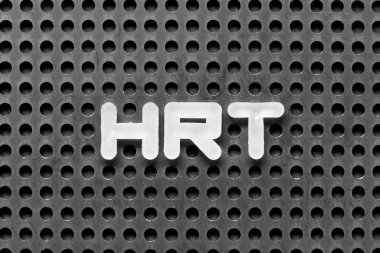 Siyah tahta zemin üzerinde kelime HRT (Hormon Yedekleme Terapisinin kısaltması) beyaz alfabe harfi