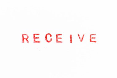 Kırmızı renkli mürekkep damgası beyaz kağıt arka planda kelime makbuzunda