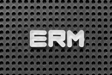 Siyah tahta arka planda beyaz harf ERM (Atılgan risk yönetiminin kısaltılmışı)