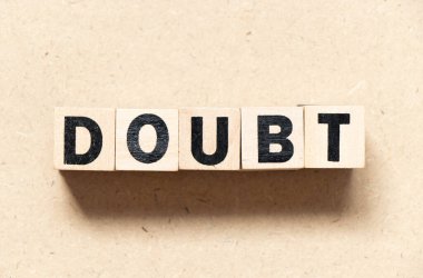 Alfabe harf bloğu tahta zemin üzerinde şüpheyle