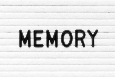 Beyaz keçeli tahta arka planında kelime hafızasında siyah alfabe harfi