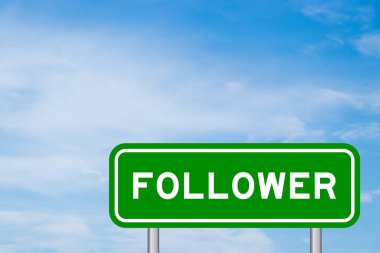 Mavi gökyüzü üzerinde beyaz bulutlu kelime takipçisi ile yeşil renk taşıma işareti