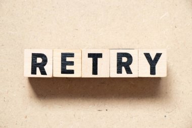 Tahta arkaplan üzerinde kelime tekrarlı harf bloğu