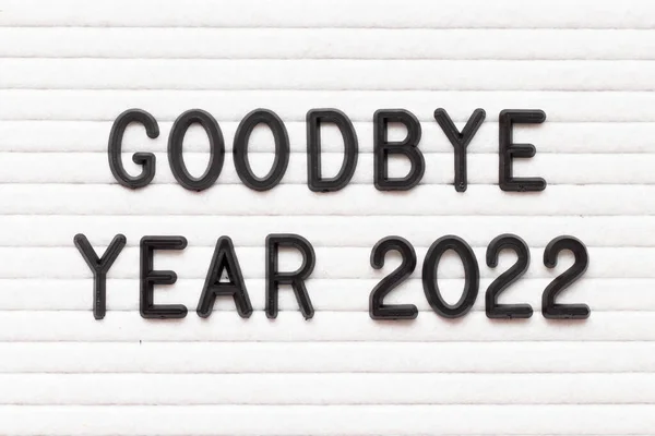 2022 'de beyaz keçeli tahta arka planında siyah renkli bir mektup.
