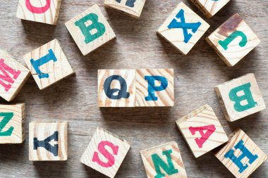 QP (Kalite Prosedürünün kısaltılmışı) ve tahta arkaplan üzerine bir harf engeli