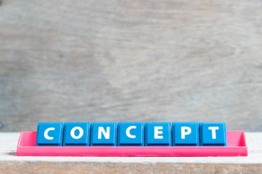 Ahşap arkaplanda kırmızı renk rafında kelime kavramına sahip döşeme alfabesi harfi