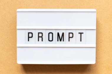 Tahta arka planda kelime uyarısı içeren ışık kutusu