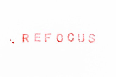 Kırmızı renkli kauçuk mühür beyaz kağıt arka planda yeniden odaklan