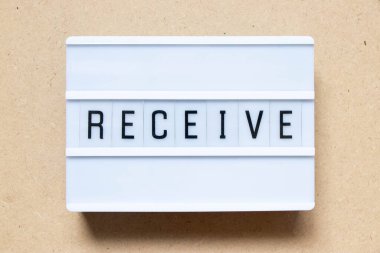 Tahta arka planda haber alan ışık kutusu