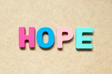 Ahşap arkaplanda kelime umuduyla renk alfabesi harfi