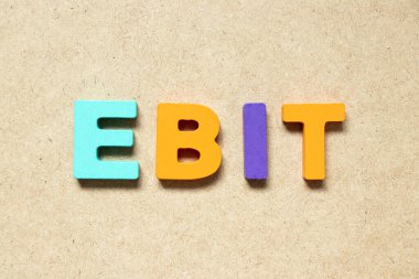 Tahta arkaplanda EBIT (Faiz Öncesi Kazançlar ve Vergilerin kısaltması) renk alfabesi harfi