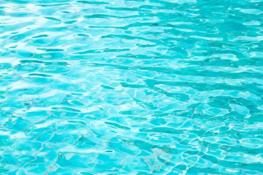 Mavi döşemeli yüzme havuzunda dalgalı su