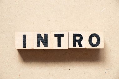 Tahta zemin üzerinde kelime girişi ile harf bloğu