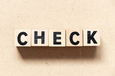 Tahta arkaplan üzerinde kelime kontrolü ile harf bloğu