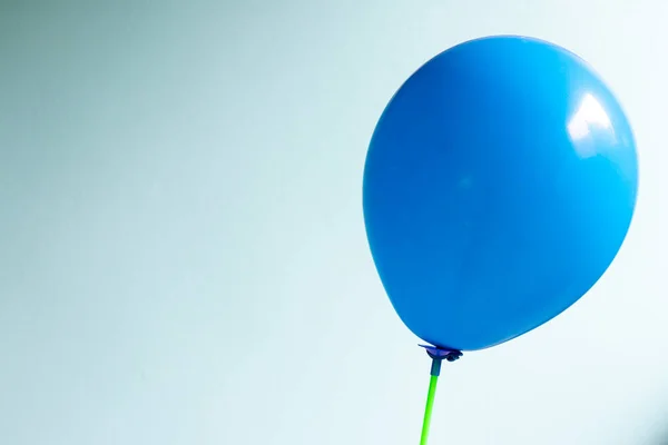 Balão Azul Parede Concreto Azul Fundo Com Espaço Cópia — Fotografia de Stock