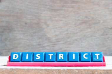 Ahşap zemin üzerinde kırmızı renkli raflarda kelime bölgesi olan döşeme alfabesi harfi