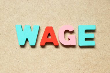 Ahşap zemin üzerinde kelime ücretiyle renk alfabesi harfi