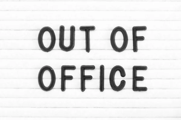 Μαύρο Χρώμα Γράμμα Λέξη Έξω Από Γραφείο Λευκό Φόντο Πίνακα — Φωτογραφία Αρχείου