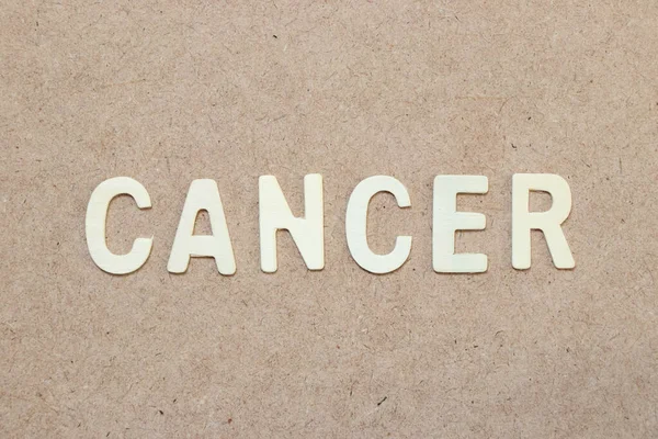 Huruf Alfabet Kayu Dalam Kata Kanker Pada Latar Belakang Kayu — Stok Foto