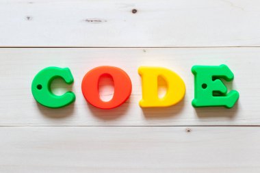 Beyaz tahta arka planda kelime kodlu harf bloğu