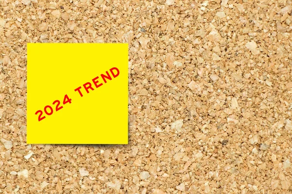 Gelbes Notizpapier Mit Wort 2024 Trend Auf Korkkarton Hintergrund Mit — Stockfoto