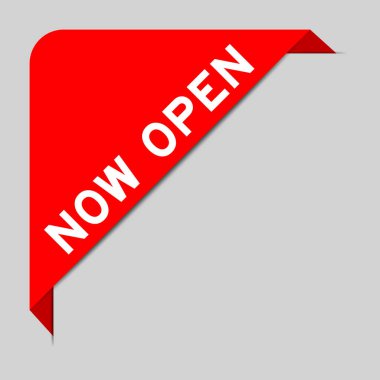 Gri arkaplanda kelime açık olan köşe etiketi pankartımın kırmızı rengi