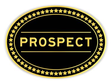 Beyaz arkaplanda kelime beklentisi olan siyah ve altın rengi oval etiket