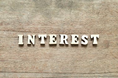 Alfabe harf bloğu ahşap arkaplan üzerinde kelime ilgisi