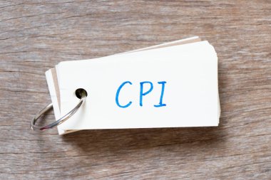 Tahta zemin üzerinde el yazısı CPI (Tüketici Fiyat İndeksinin kısaltması) olan flaş kart