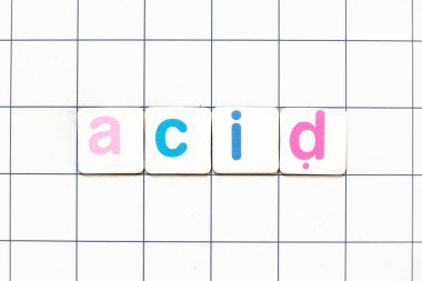 Beyaz arkaplanda satır ile kelime asidi harfi