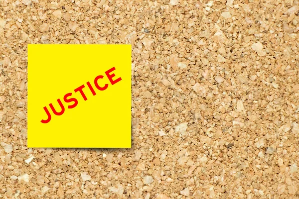Κίτρινο Χαρτί Σημειώσεων Λέξη Δικαιοσύνη Στο Φόντο Πίνακα Φελλού Διάστημα — Φωτογραφία Αρχείου