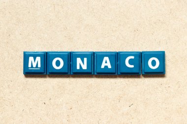 Tahta arka planda kelime monaco ile alfabe harfi