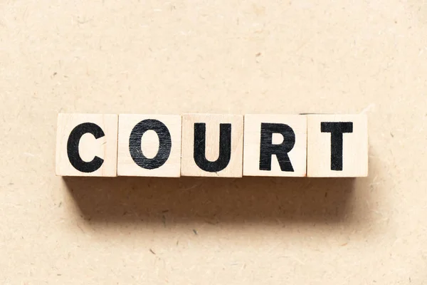 木製の背景に単語裁判所でアルファベット文字ブロック — ストック写真