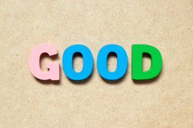 Sözcüklerle yazılmış renk alfabesi harfi ahşap arkaplanda iyi