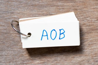 AOB ile yazılan el yazısı olan flaş kart (ahşap arkaplan üzerindeki sosyal yardım veya herhangi başka bir iş atamasının kısaltması)