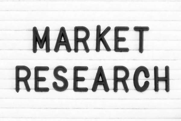 白いフェルト板の背景の単語市場調査の黒い色の手紙 — ストック写真
