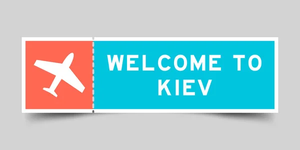オレンジと青の航空券と航空機のアイコンと単語は灰色の背景でKievへようこそ — ストックベクタ