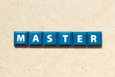 Tahta zemin üzerinde kelime üstadı ile harf döşeme harfi