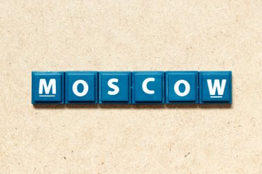 Ahşap arka planda Moskova harfiyle karo alfabesi.