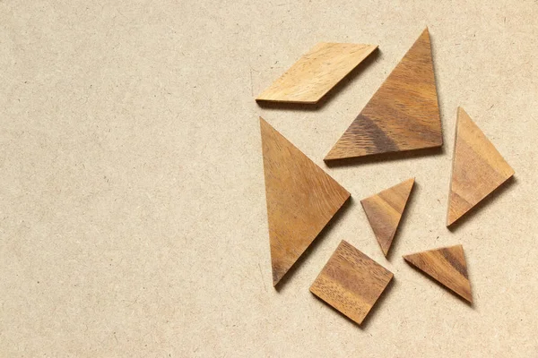 Rozložený Tangram Puzzle Čekat Dokončení Tvaru Pozadí Dřeva Kopírovacím Prostorem — Stock fotografie