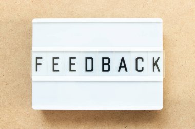 Tahta arka planda sözcük geribildirimi içeren ışık kutusu