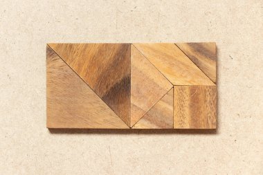 Ahşap zemin üzerinde kare veya dikdörtgen şeklinde ahşap tangram